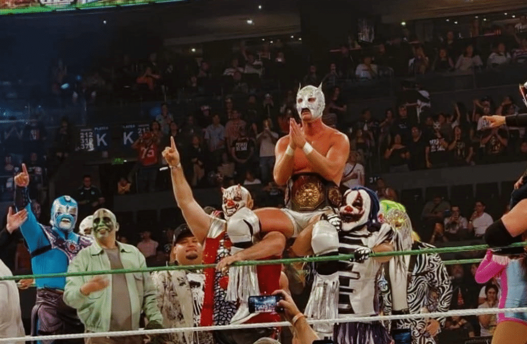 El Grande Americano se consagró como el nuevo Megacampeón de AAA tras derrotar a Dominik Mysterio en la lucha estelar de Triplemanía 34, gracias a que Rey Mysterio actuó como réferi e hizo la cuenta contra su propio hijo.