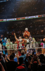 El Grande Americano se consagró como el nuevo Megacampeón de AAA tras derrotar a Dominik Mysterio en la lucha estelar de Triplemanía 34, gracias a que Rey Mysterio actuó como réferi e hizo la cuenta contra su propio hijo.