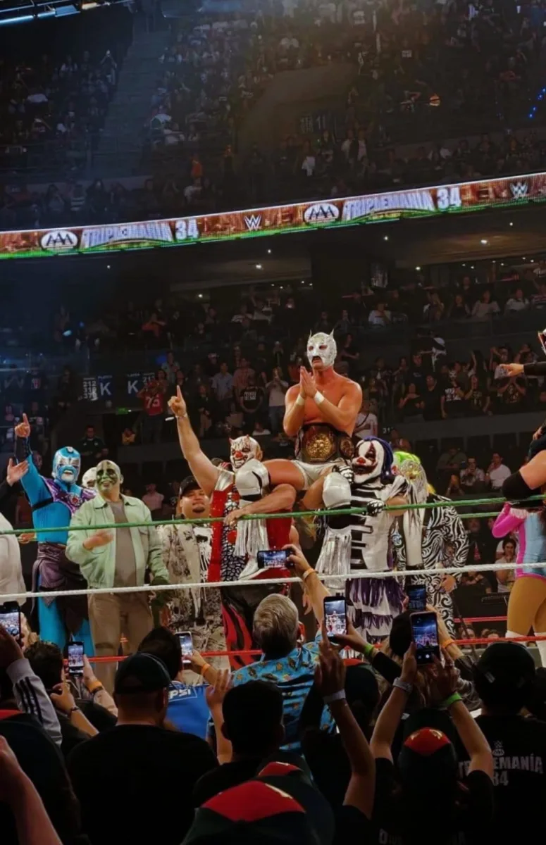El Grande Americano se consagró como el nuevo Megacampeón de AAA tras derrotar a Dominik Mysterio en la lucha estelar de Triplemanía 34, gracias a que Rey Mysterio actuó como réferi e hizo la cuenta contra su propio hijo.