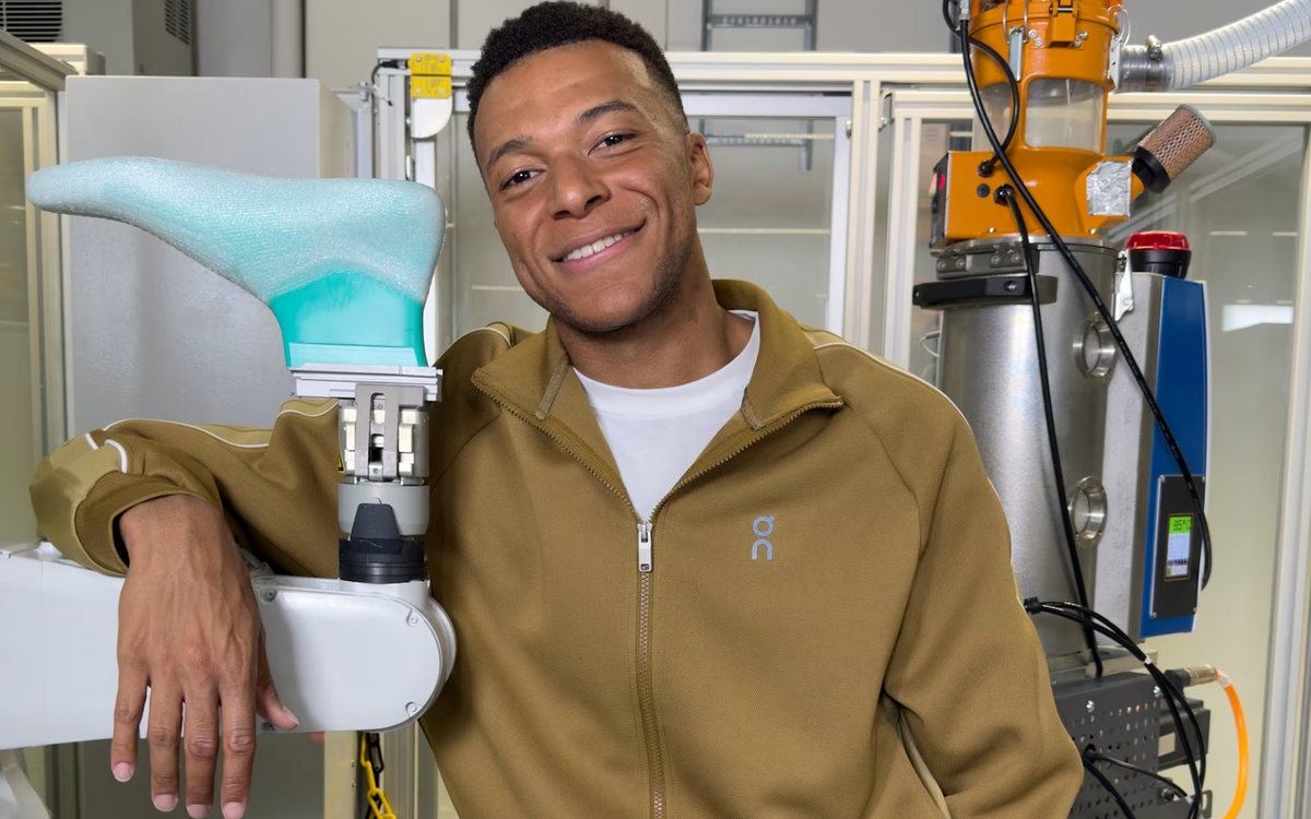 Kylian Mbappé con conjunto deportivo café de On dentro del laboratorio de la marca suiza