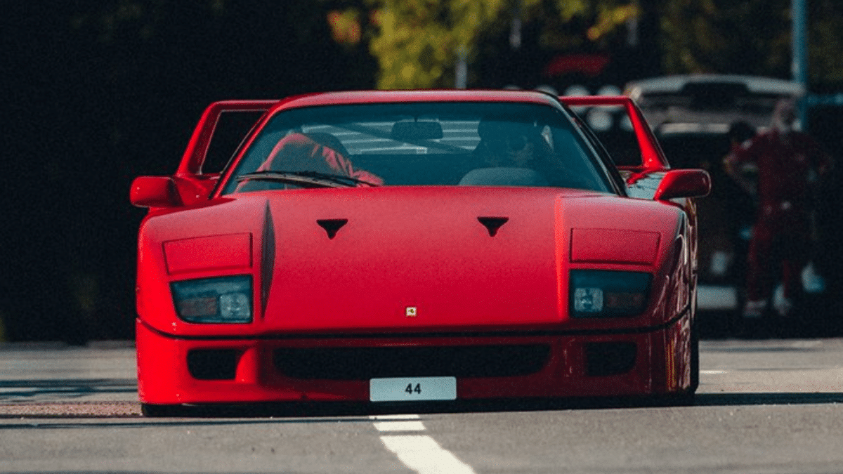 Lewis Hamilton llega a Monza en su Ferrari F40 este 3 de septiembre y recrea su foto de Maranello
