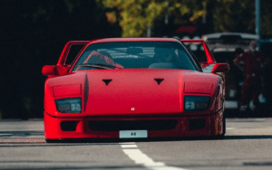 Lewis Hamilton llega a Monza en su Ferrari F40 este 3 de septiembre y recrea su foto de Maranello