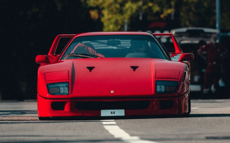 Lewis Hamilton llega a Monza en su Ferrari F40 este 3 de septiembre y recrea su foto de Maranello