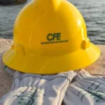 Persona revisando el recibo de luz de la CFE durante un apagón en México.