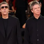 Liam y Noel Gallagher durante la presentación del documental de Oasis en Venecia