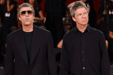 Liam y Noel Gallagher durante la presentación del documental de Oasis en Venecia