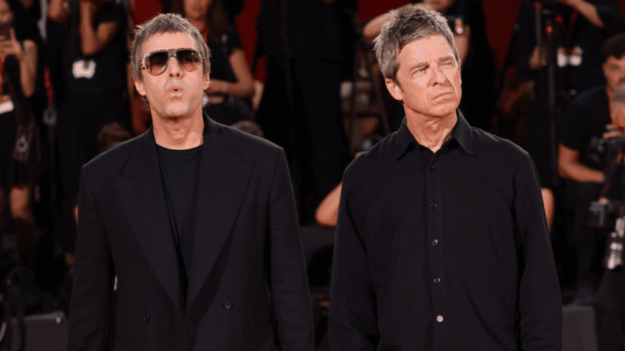 Liam y Noel Gallagher durante la presentación del documental de Oasis en Venecia