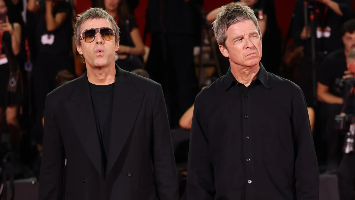 Liam y Noel Gallagher durante la presentación del documental de Oasis en Venecia