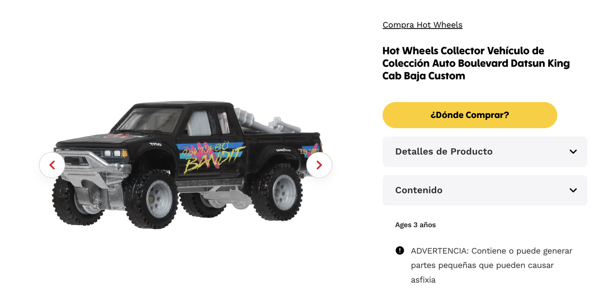 Vehículo de colección Datsun King Cab Baja Custom de la línea Hot Wheels Collector Auto Boulevard, una pickup negra de estilo todoterreno con gráficos multicolor de Turbo Bandit en la puerta, defensa delantera cromada, barra y tubos plateados en la caja, suspensión elevada y llantas de tacos con rines grises, vista de perfil frontal en la ficha de producto de shop.mattel.com para México