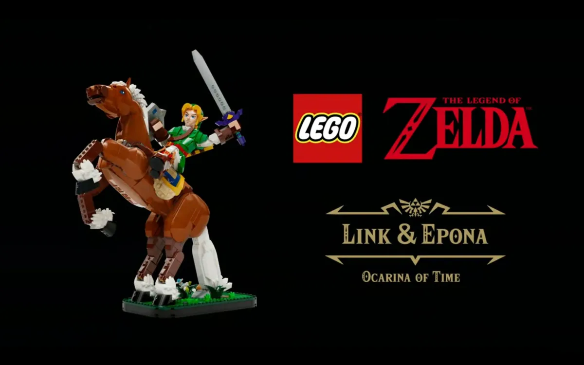 Set de LEGO Link & Epona de Ocarina of Time con Link montado y la Master Sword en alto