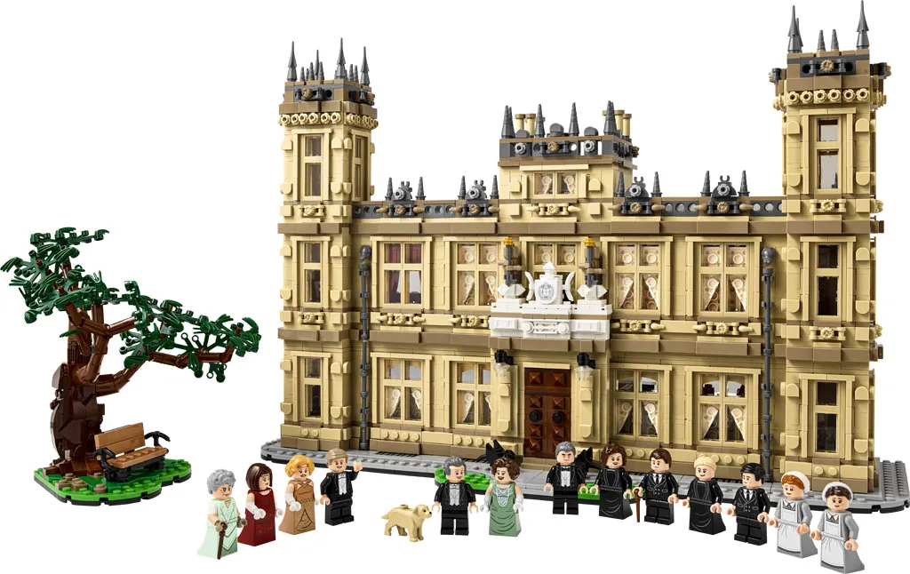 Set LEGO Ideas Downton Abbey 21373 armado con la fachada de Highclere Castle, el cedro con banca y las 13 minifiguras alineadas al frente