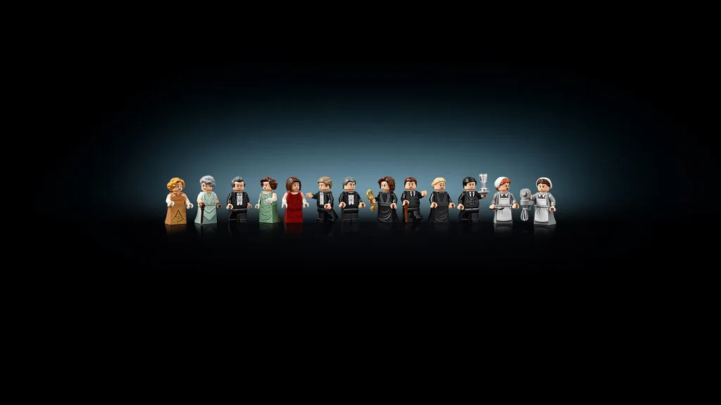 Las 13 minifiguras del set LEGO Ideas Downton Abbey 21373 alineadas sobre fondo oscuro con el perro labrador