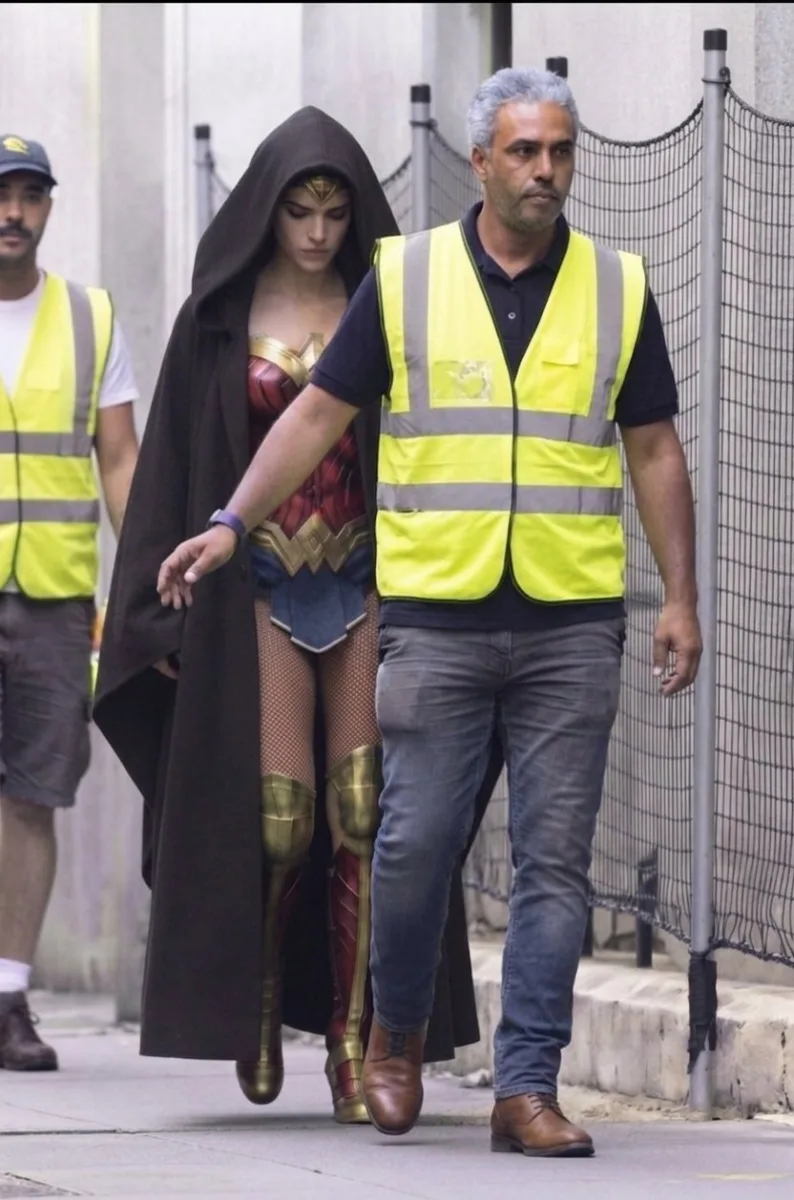 Adria Arjona con el traje de Wonder Woman cubierto por una capa negra durante el rodaje de Man of Tomorrow