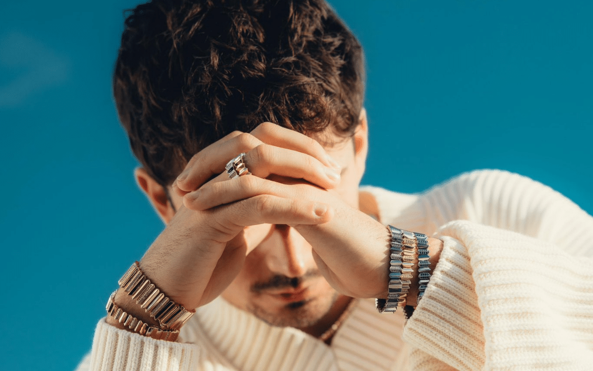 Charles Leclerc con pulseras y anillo de APM Monaco en su sesión de fotos en Mónaco