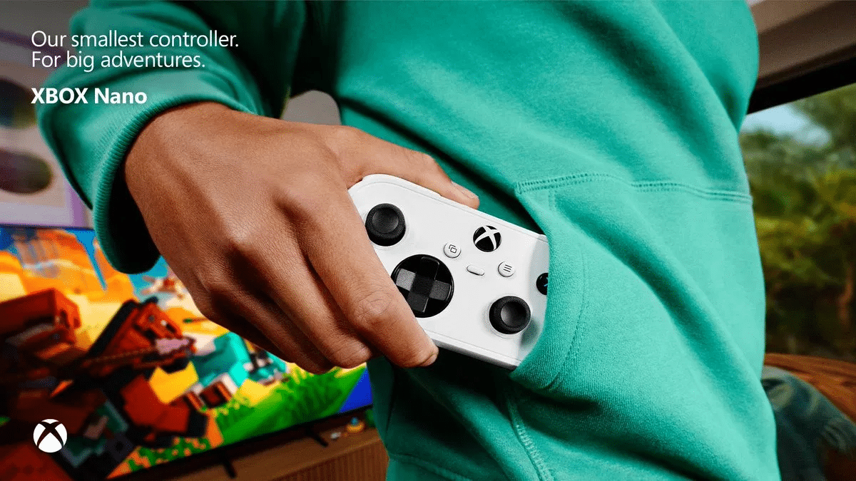 Xbox Nano Controller blanco de 49.99 dólares guardado en el bolsillo de una sudadera verde